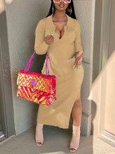 Geripptes, figurbetontes Midikleid mit Schlitz