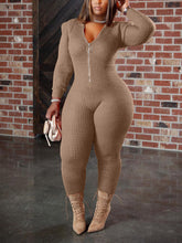 Mono de punto con capucha y hombros acolchados