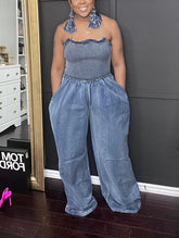 Mono de pierna ancha sin mangas con cuello halter