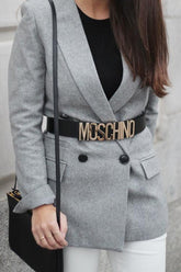 Gürtel mit Metallbuchstaben