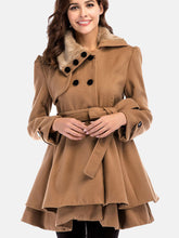 Zweireihiger Mantel mit Gürtel