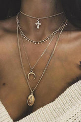 Halskette mit Kreuz und Mond