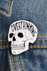 Pin de calavera que piensa demasiado