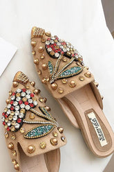 Zapatilla puntiaguda con diamantes de imitación