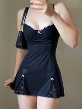 Minivestido con paneles de encaje