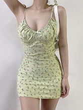 Minikleid mit Blumenmuster, gesmoktem Rücken und Bindebändern