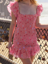 Gerafftes Minikleid mit Rüschen und Blumenmuster