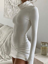 Minivestido de manga larga con cuello alto en color liso