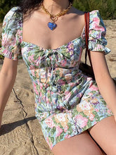 Minivestido floral con mangas abullonadas y lazo en la parte delantera