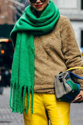 Bufanda con borlas sólidas