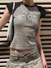 Crop-Top mit Raglanärmeln und Grunge-Flügel-Print