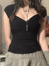 T-Shirt mit gerüschtem V-Ausschnitt und überkreuztem Saum