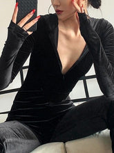 Mono de terciopelo con capucha y mangas largas