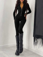 Mono ajustado con cremallera frontal de color liso