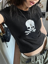 Kurzärmliges Y2K-Crop-Top mit Totenkopf-Print