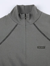 Top corto gris con media cremallera