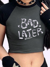 Kurzes T-Shirt mit Raglanärmeln und Buchstabengrafik