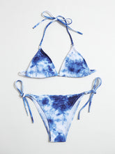 Bikini triangular con cuello colgante y cordones con efecto tie-dye