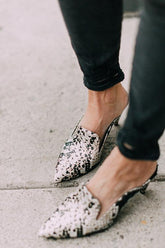 Pantoletten mit spitzer Zehenpartie und Schlangenmuster