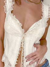 Top corto sin mangas con volantes y ribete de encaje