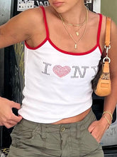 Cami-Top mit Strass-Buchstaben im Y2K-Stil