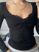 Top de punto de manga larga negro con ribete de encaje