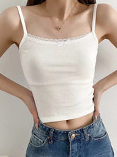 Top corto de tirantes de color liso con ribete de encaje