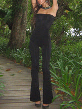 Mono sin tirantes con abertura lateral y vuelo en el tobillo