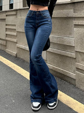 Vaqueros acampanados elásticos desgastados con lavado azul