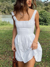 Minikleider mit eckigem Ausschnitt und Rüschen