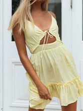 Vestido con abertura en los hombros y lazo