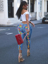 Vaqueros ajustados con aberturas y cordones