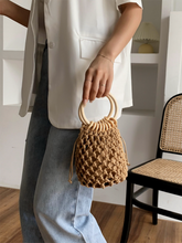Bolso de mano con asa de tejido hueco