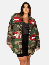 Chaqueta con lentejuelas y labios rojos de camuflaje