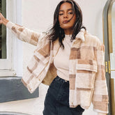 Chaqueta de peluche de piel con bolsillo con solapa y manga larga con estampado de cuadros - Marrón