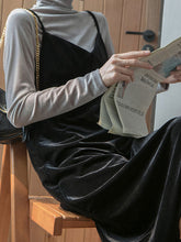 Langärmliges Rollkragenkleid aus Samt