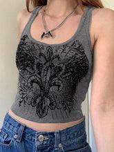 Top corto sin mangas con estampado grunge