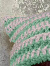 Gorro de punto a rayas con detalle de cuerno hecho a mano