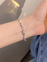 Armband mit Herzanhängern und Strasssteinen