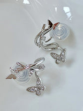 Puños de oreja de mariposa con diamantes de imitación