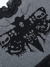 Top corto de tirantes con estampado de polillas y ribete de encaje