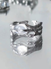 Anillo de puño irregular con colgante de ópalo