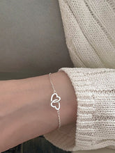 Pulsera con dije de corazón entrelazado