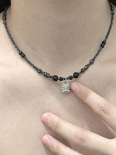 Collar vintage de cuentas con dije de león