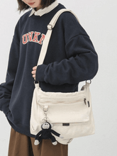 Vintage-Umhängetasche mit Cartoon-Anhänger