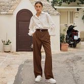Pantalones clásicos de cintura alta, rectos, con bolsillos inclinados y plisados - Marrón