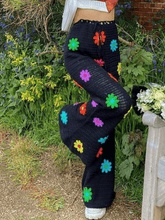 Gerade geschnittene Hose mit Häkel-Strickblumen