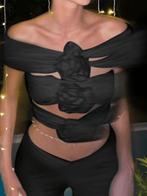 Bardot-Top mit Cut-Outs und Blumenverzierung