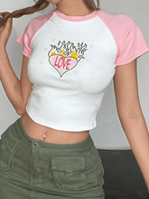 Camiseta de manga corta raglán con estampado de corazones