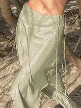 Satin-Maxirock mit hohem Schlitz